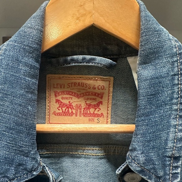 Levi’s Classic Blue Denim Jacket - Picture 2 of 4
